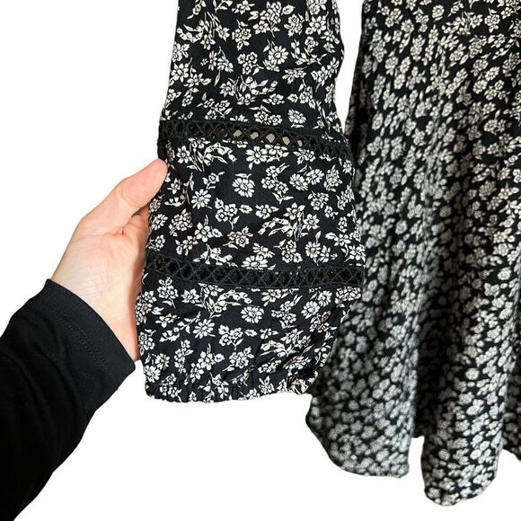 Hollister floral pattern faux wrap dress. Size medium - Picture 10 of 13